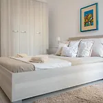 Quiet & Modern Maisonette Слима