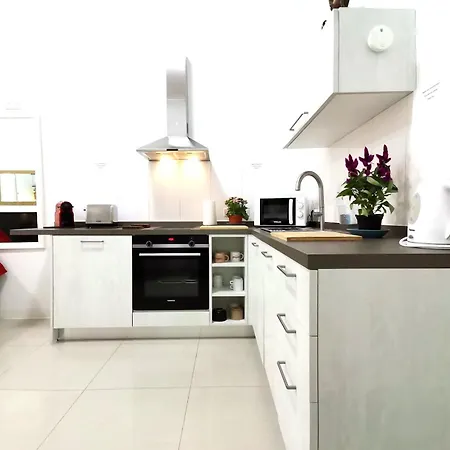 Quiet & Modern Maisonette Слима
